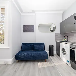 https://spacious-1-bedroom-flat-central-brighton-bn3-1qb.brighton-hotels-england.com