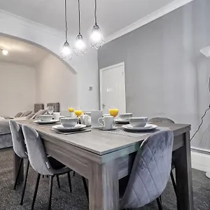https://beautiful-spacious-four-bedroom-house-with-parking-for.cambridgehotelsuk.com